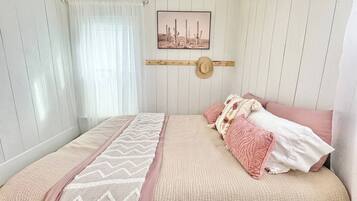 2 bedrooms, iron/ironing board, free WiFi, bed sheets