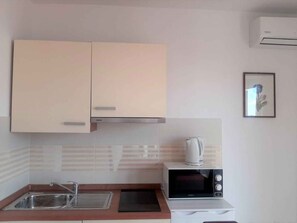 Fridge, microwave, stovetop, coffee/tea maker - Holiday apartment with balcony (Krk)