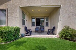 Terrace/patio - The Wayne House: Golf Course Views, Pool Access, Casita, and Minutes to Coachella (Indio)