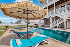 Pool - Modern Galveston getaway 4 Min to Beach • Pool • Spa • Mini Golf • Fire Pit (Galveston)