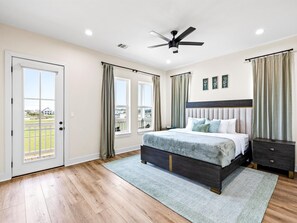 Room - Modern Galveston getaway 4 Min to Beach • Pool • Spa • Mini Golf • Fire Pit (Galveston)