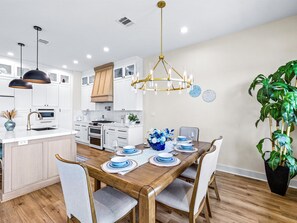 Dining - Modern Galveston getaway 4 Min to Beach • Pool • Spa • Mini Golf • Fire Pit (Galveston)