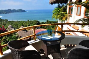 Outdoor dining - Spacious 4bd house in Sayulita with amazing views, Villa Buena Vista (Sayulita)