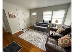 Living area - Convenient Wichita Townhome (Wichita)