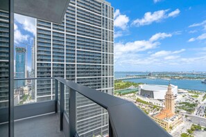 Property grounds - Downtown 2BR-35th Floor Views- Pool & Gym -Prime Walkable Location (Miami)