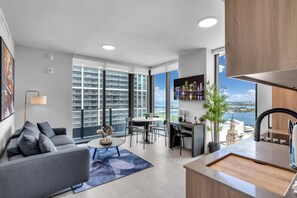 Smart TV - Downtown 2BR-35th Floor Views- Pool & Gym -Prime Walkable Location (Miami)