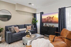 TV - Modern Highland Park Home with 3 Ensuite Bedrooms, Patio & BBQ (Los Angeles)