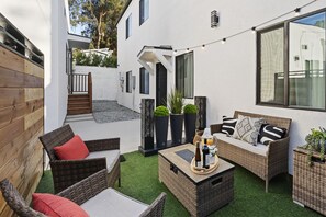 Terrace/patio - Modern Highland Park Home with 3 Ensuite Bedrooms, Patio & BBQ (Los Angeles)