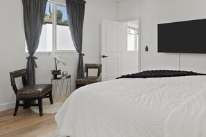 3 bedrooms, iron/ironing board, WiFi, bed sheets - Modern Highland Park Home with 3 Ensuite Bedrooms, Patio & BBQ (Los Angeles)