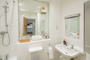 Hair dryer, towels - Bright 1BR in Central Clerkenwell (London)