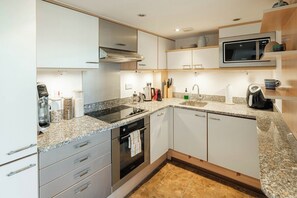 Fridge, microwave, stovetop, dishwasher - Bright 1BR in Central Clerkenwell (London)