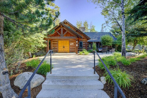 Cottage Golf Retreat- golf course, pet friendly, sleeps 8