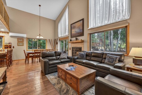 Cottage Golf Retreat- golf course, pet friendly, sleeps 8