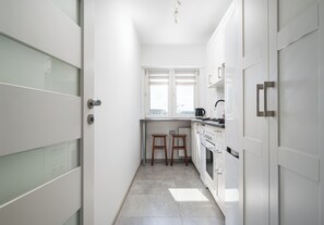 Frigorífico, horno, placa de cocina y lavavajillas