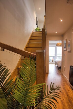 Room - Modern 2BR Beach View Home - Sleeps 4 (Cornwall)