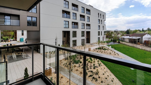 A modern building with multiple floors, large windows, and a balcony with a glass railing. - Sowińskiego Modern Studio (Gliwice)