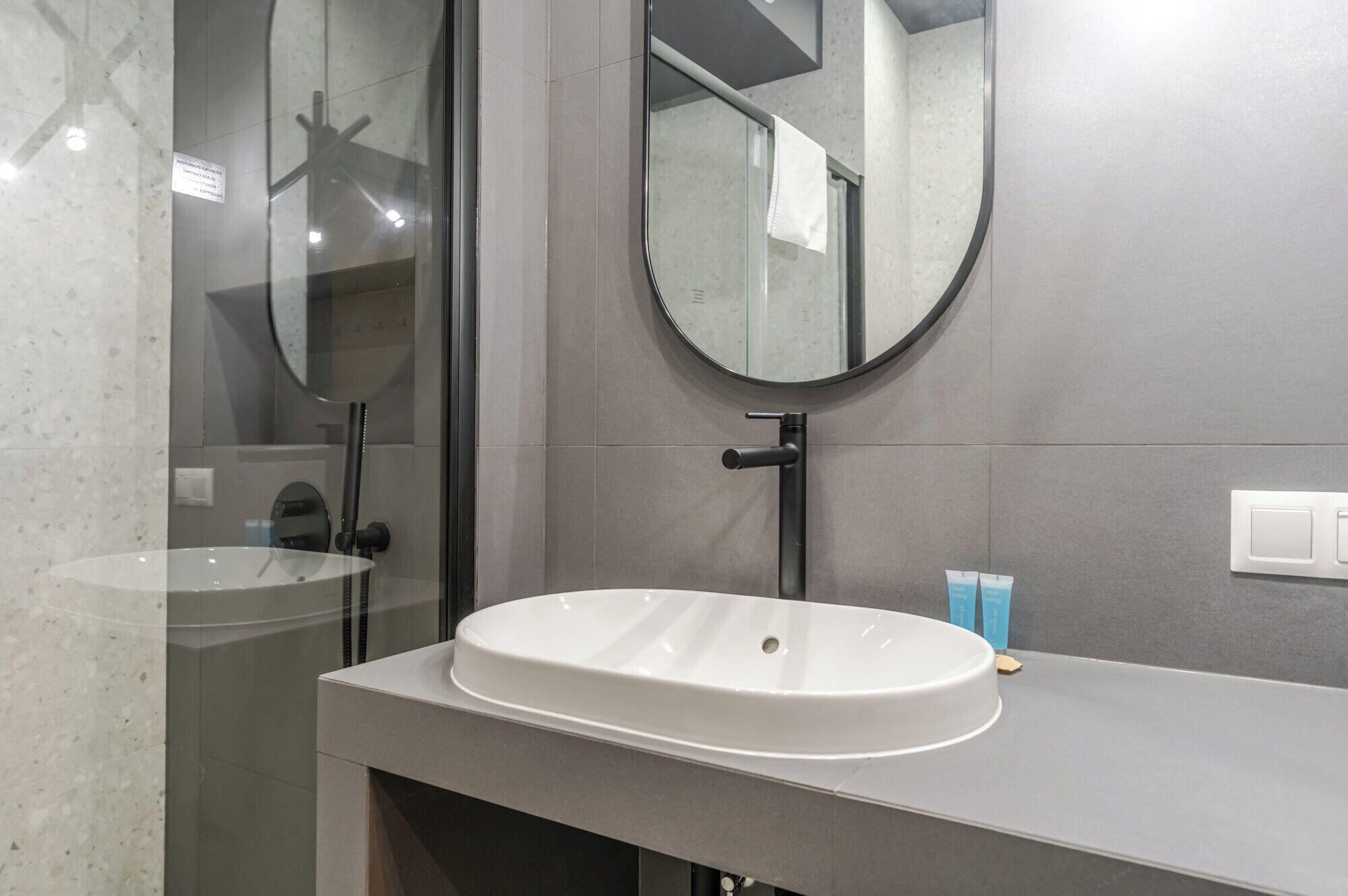 Een douche, een haardroger, handdoeken