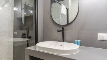 Een douche, een haardroger, handdoeken