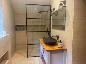 Hair dryer, towels - Charming Valley Farmhouse for up to 6 guests (Pontrhydyfen)