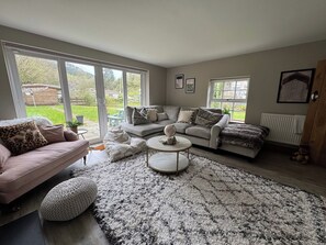TV - Charming Valley Farmhouse for up to 6 guests (Pontrhydyfen)