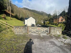 Property grounds - Charming Valley Farmhouse for up to 6 guests (Pontrhydyfen)