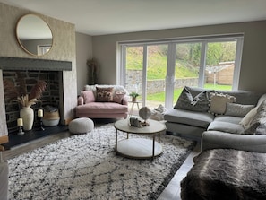 TV - Charming Valley Farmhouse for up to 6 guests (Pontrhydyfen)