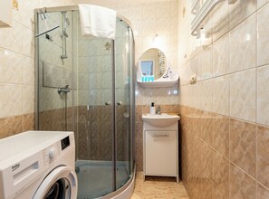 Shower, hair dryer, towels - Pogórze Pleasant Apartment (Gdynia)