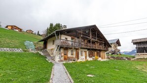 A traditional chalet with a wooden balcony, a stone staircase, and a gravel path leading to the entrance. - La Seille - HAUTELUCE (HAUTELUCE)
