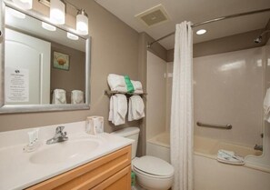 Hair dryer, towels, soap, toilet paper - Cozy 2-bedroom condo in perfect North Myrtle Beach with AC and gym (North Myrtle Beach)