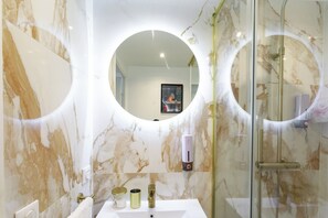 Hair dryer, towels, soap, toilet paper - Apartment with pool (Nice)