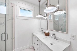 Shower, hair dryer, towels, shampoo - Coastal Retreat - Private Pool - Easy Beach Access (Panama City Beach)