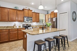 Fridge, microwave, oven, stovetop - 5 bed 5 bath Sleeps 10 Paradise Palm Resort 10 minutes to Disney Allows Pets (Kissimmee)