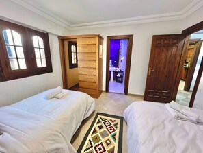 3 chambres, fer et planche à repasser, Wi-Fi, draps fournis