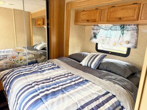 1 bedroom, WiFi, bed sheets - Cozy camper in charming Hampstead just 5 miles from Topsail Island (Hampstead)