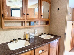 Shower, towels, toilet paper - Cozy camper in charming Hampstead just 5 miles from Topsail Island (Hampstead)