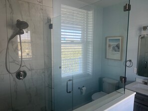 Shower, towels - Blue Dolphin: Oceanview, game room and Grill (North Topsail Beach)