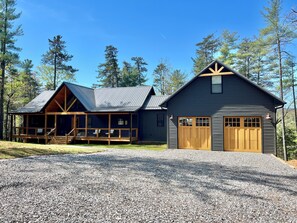 Exterior - Magnolia in the Mountains - Luxury 5 bedroom, hot tub, cov decks, spacious, gated community (Purlear)