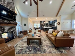 Smart TV, fireplace - Magnolia in the Mountains - Luxury 5 bedroom, hot tub, cov decks, spacious, gated community (Purlear)