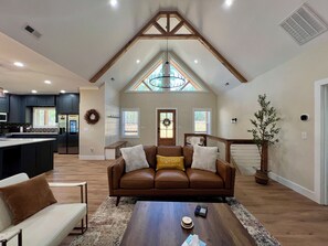 Smart TV, fireplace - Magnolia in the Mountains - Luxury 5 bedroom, hot tub, cov decks, spacious, gated community (Purlear)