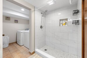 Bathroom - Displaced Housing | 5BR | Pet Friendly (Streamwood)