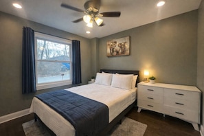 WiFi - Crystal Lake 4BR | Insurance & Repair Stays (Crystal Lake)