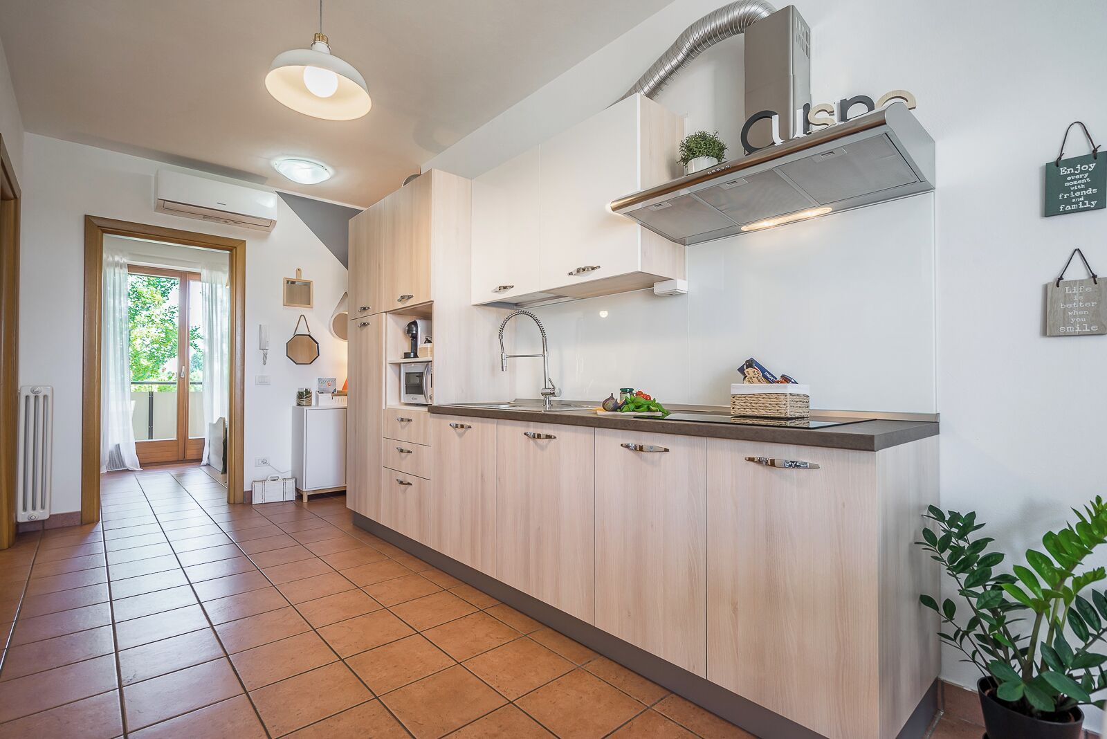 Refrigerador, microondas, placa de cocina, lavavajillas