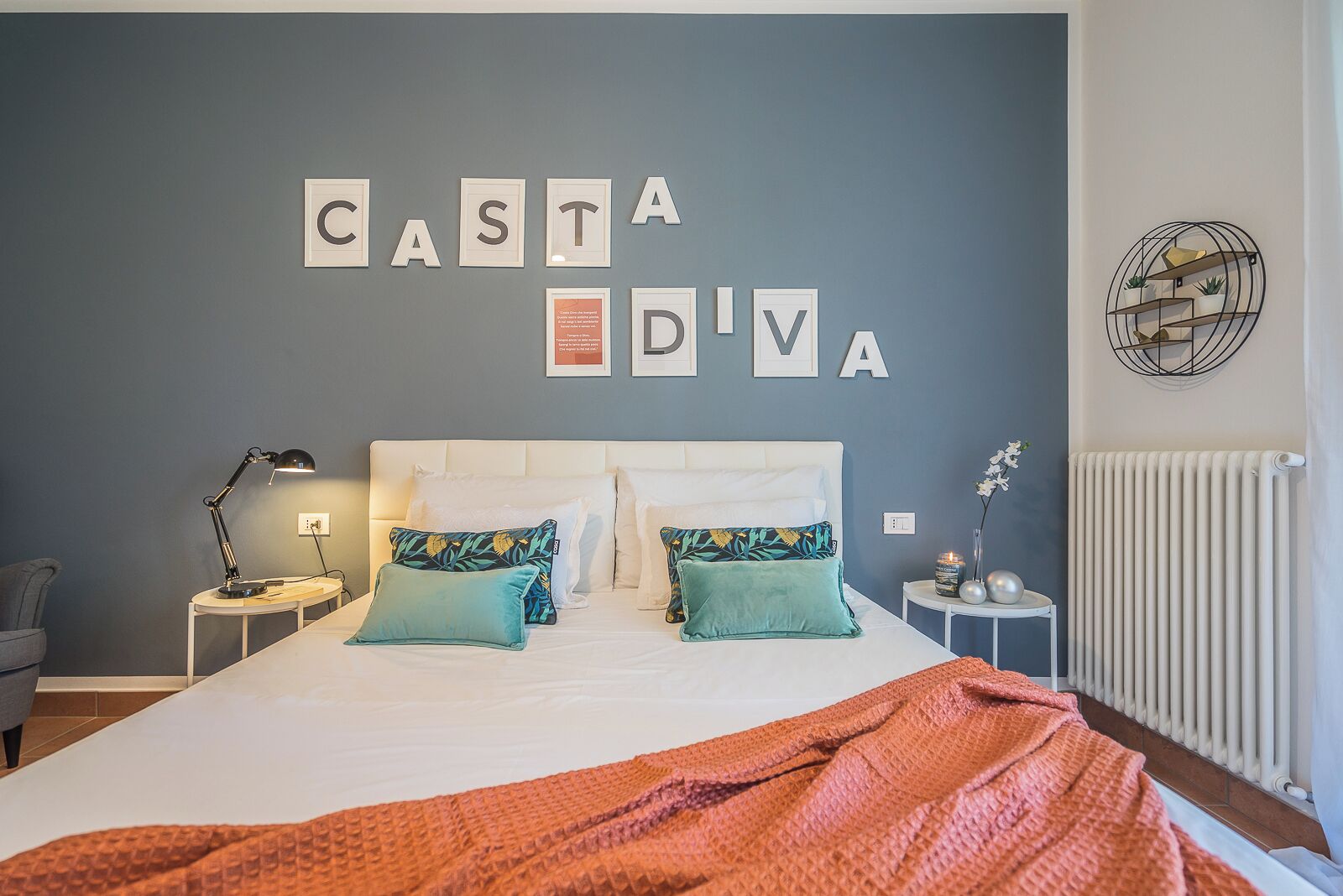 Tabla de planchar con plancha, wifi gratis y ropa de cama 