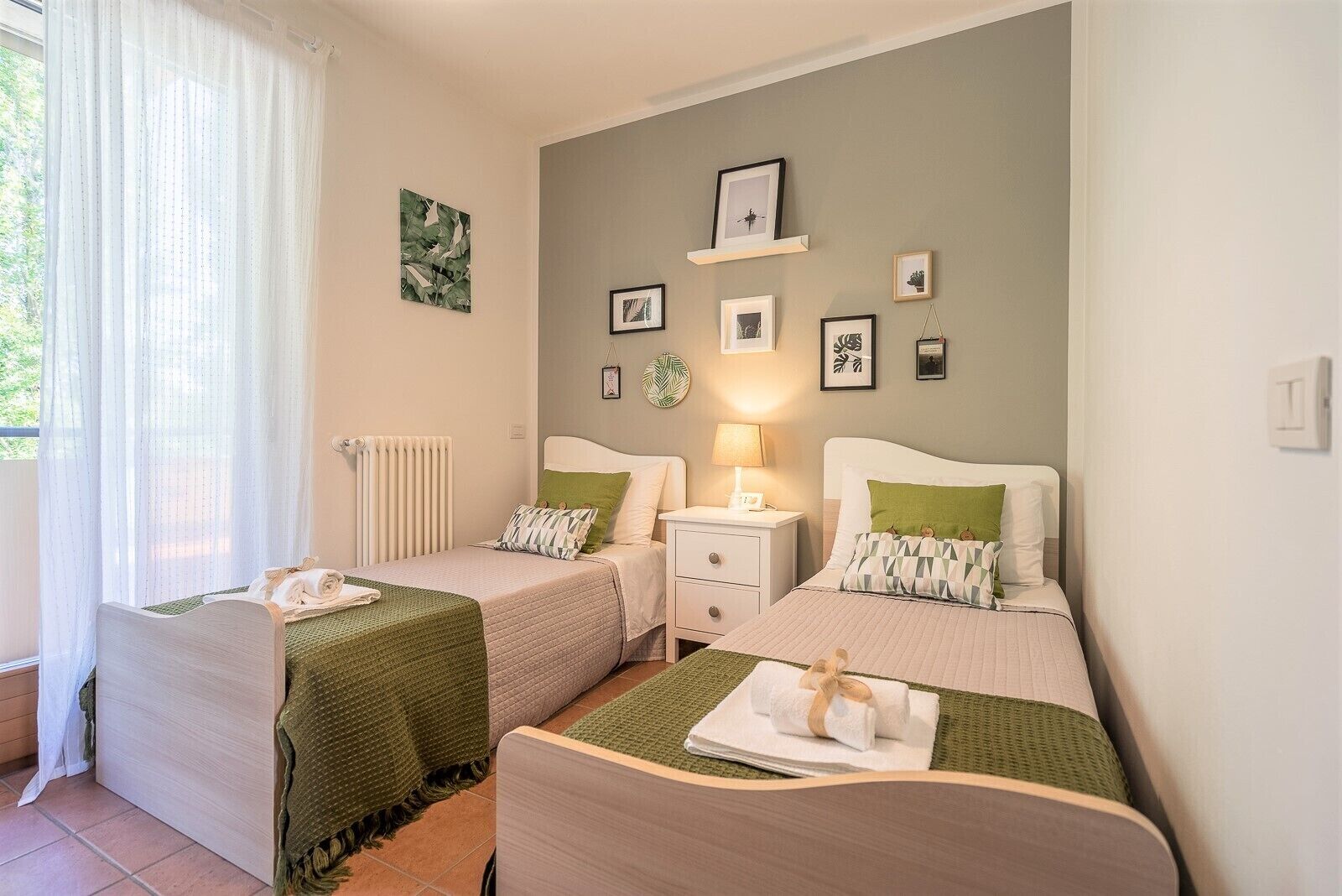 Tabla de planchar con plancha, wifi gratis y ropa de cama 