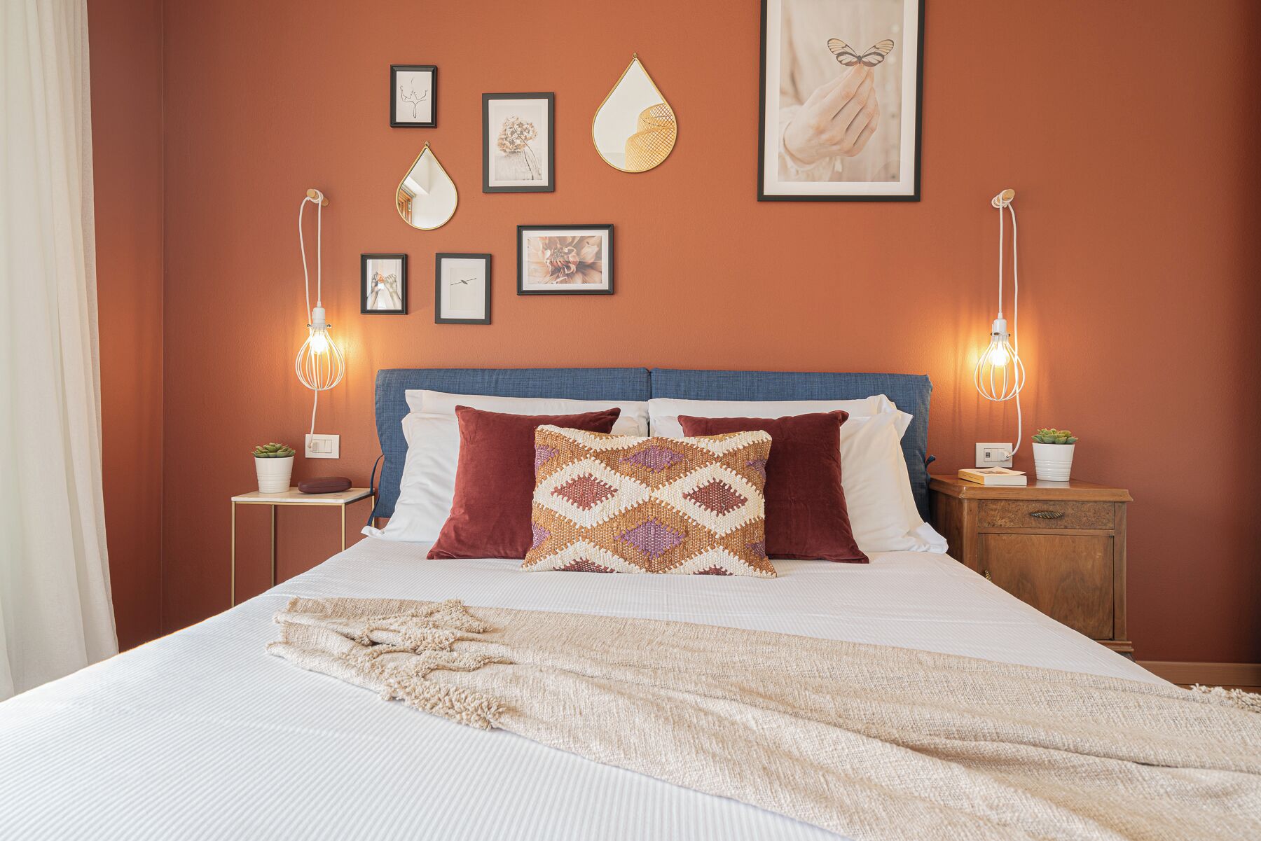 Tabla de planchar con plancha, wifi gratis y ropa de cama 