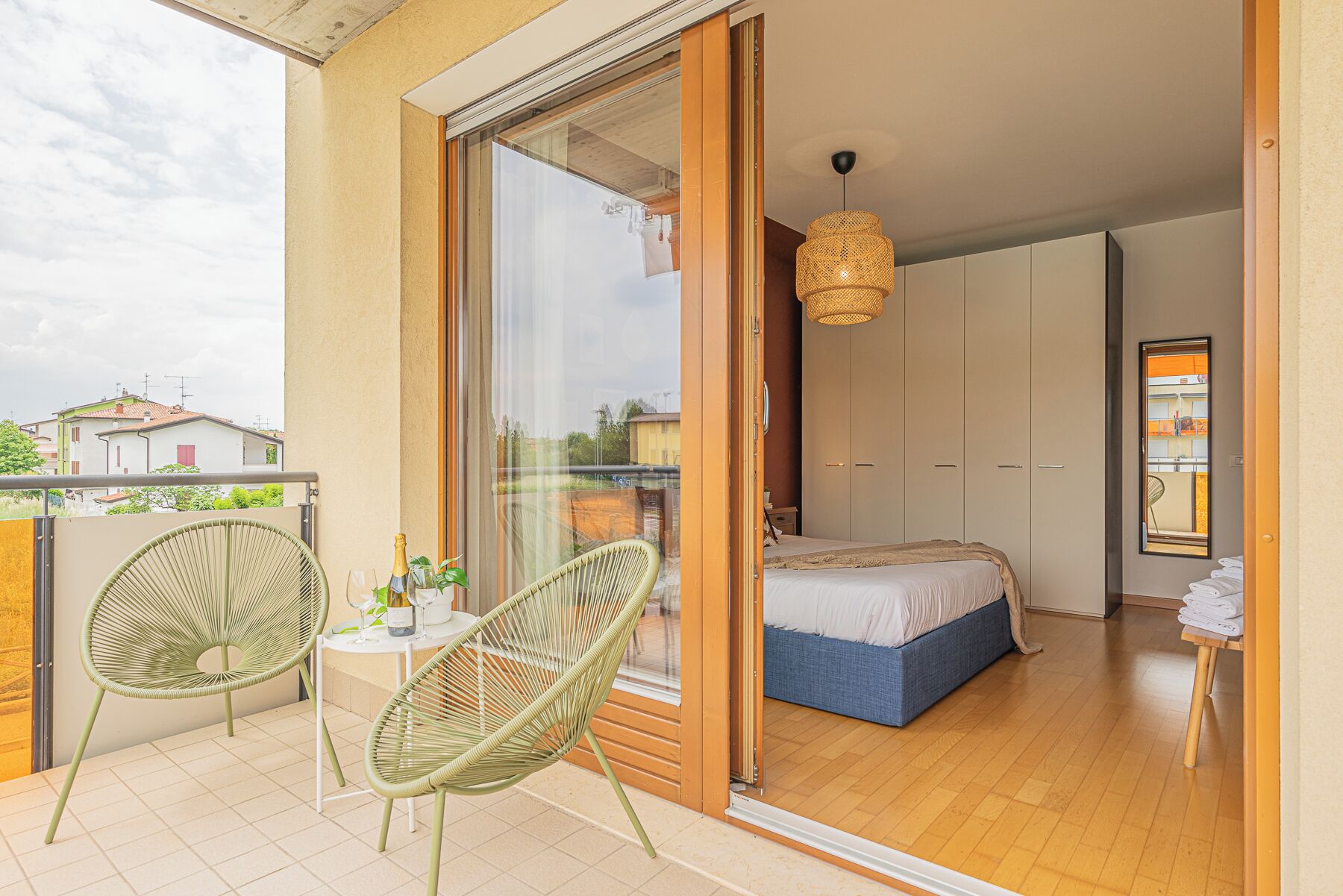 Tabla de planchar con plancha, wifi gratis y ropa de cama 