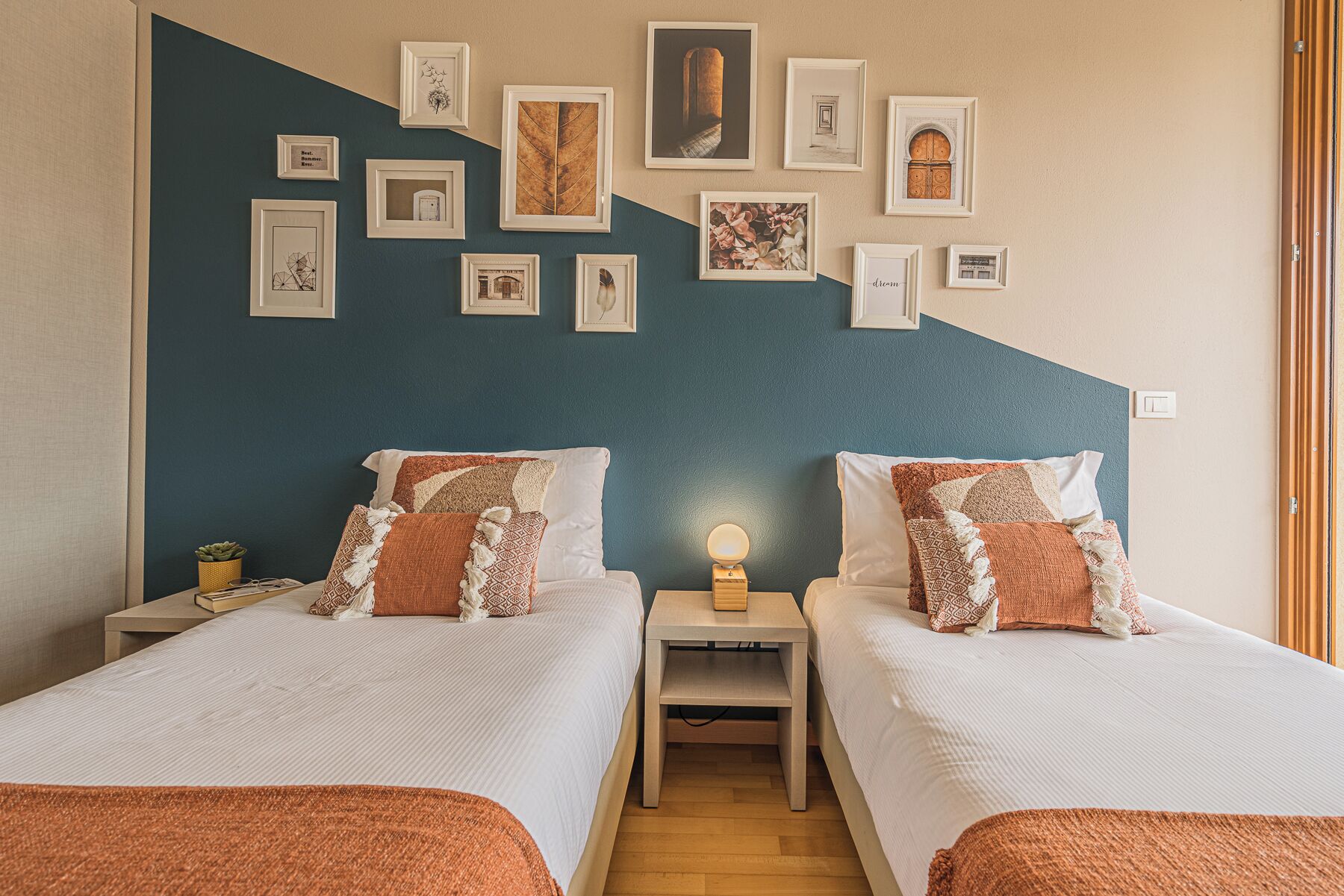 Tabla de planchar con plancha, wifi gratis, ropa de cama