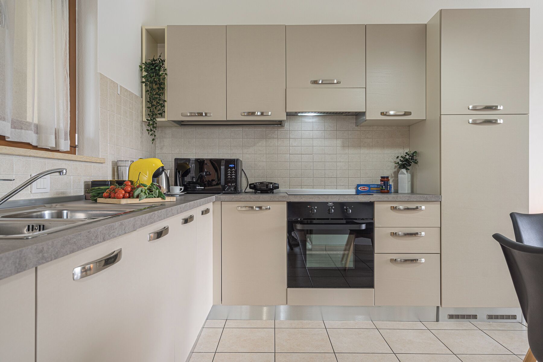 Frigorífico, microondas, horno y placa de cocina