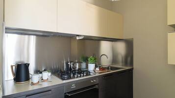 Frigorifero, forno, piano cottura, tostapane