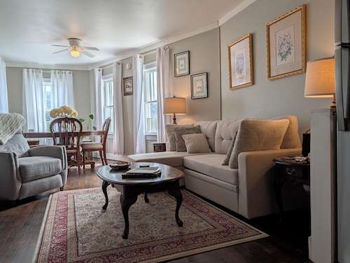 Charming Apartment Downtown Cobleskill
AC - Coffee Station - Good Night's Sleep